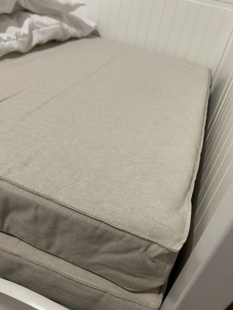 Dois colchões marca IKEA com 2 metros por 80 cms
