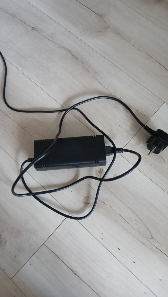 xbox 360 z padem oraz grą