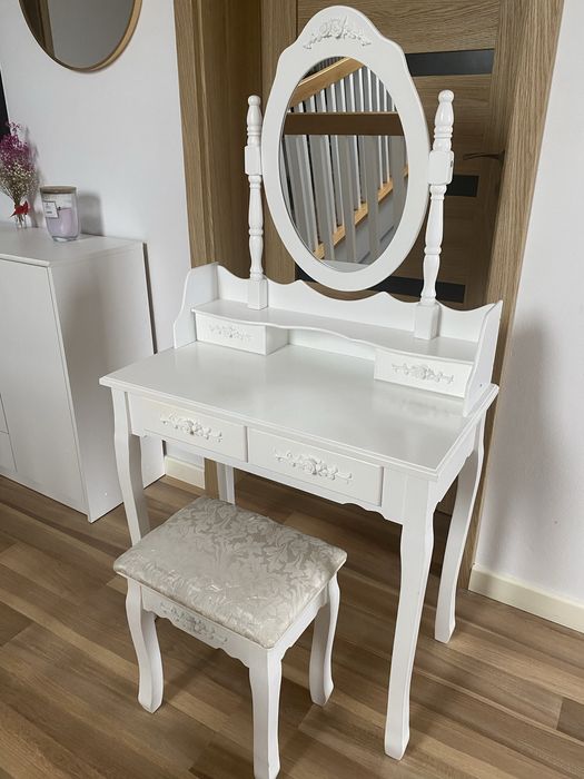 Biała toaletka z lustrem i stołkiem