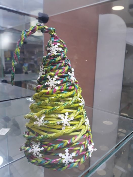 Ялинка з дерева та паперова