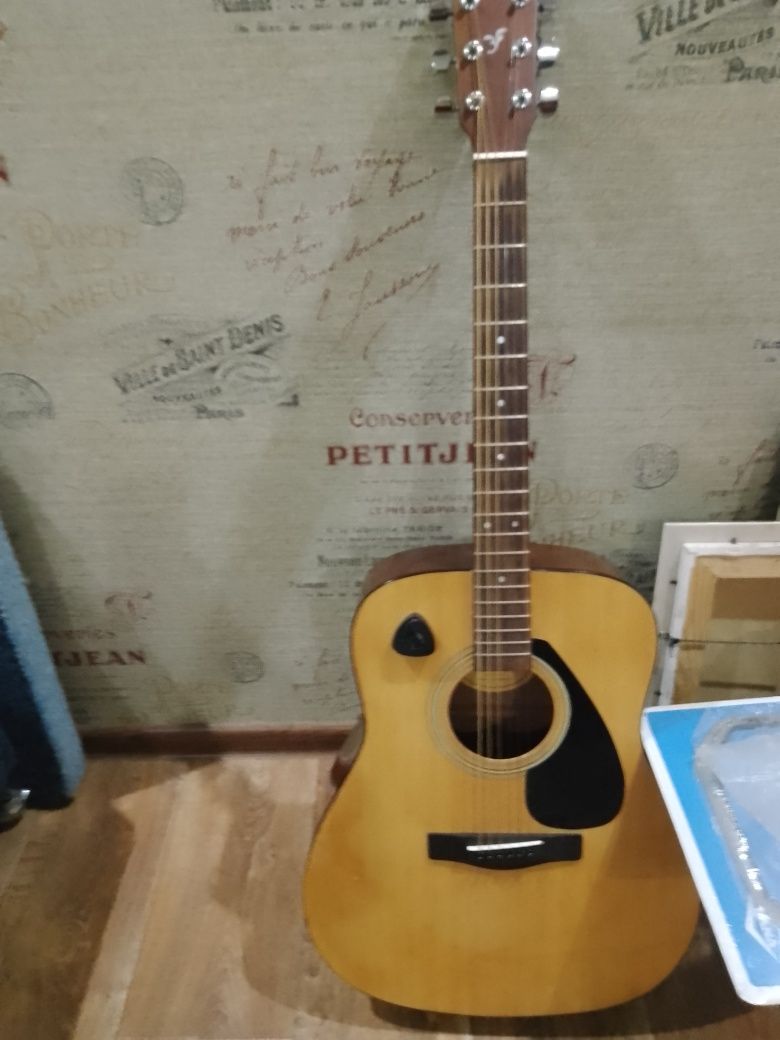 Продам гитару Yamaha 310f