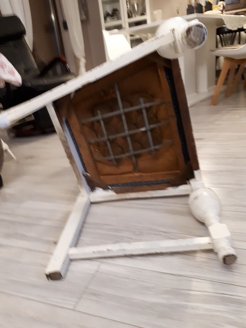 Stare krzesło na sprężynach