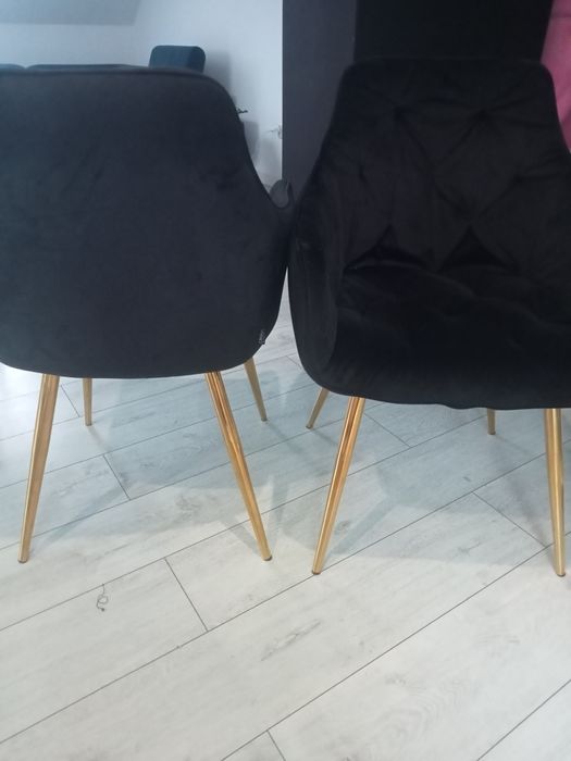 Krzesła ze złotymi nogami