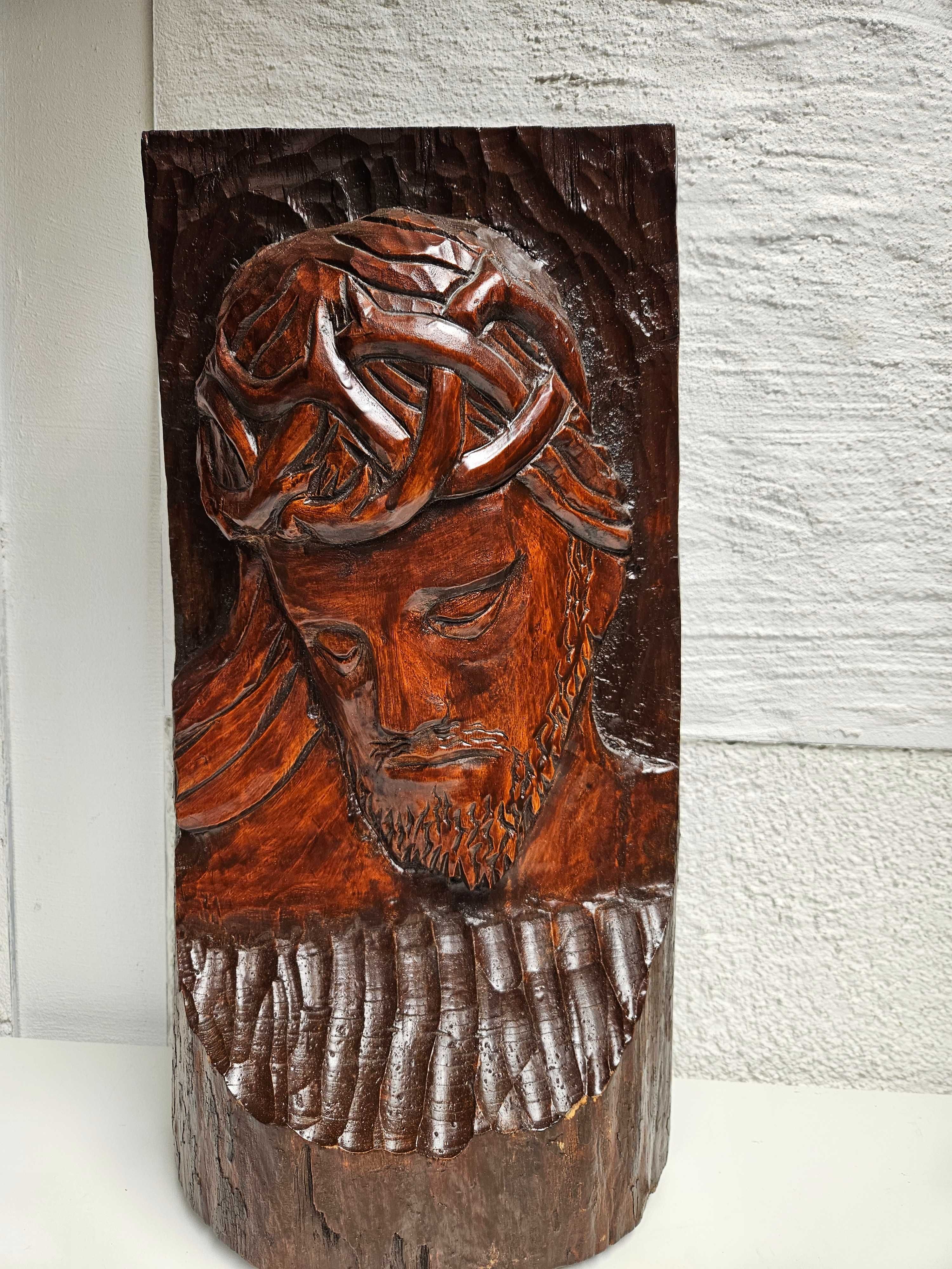 Stara ręcznie wykonana drewniana płaskorzeźba twarzy Chrystusa