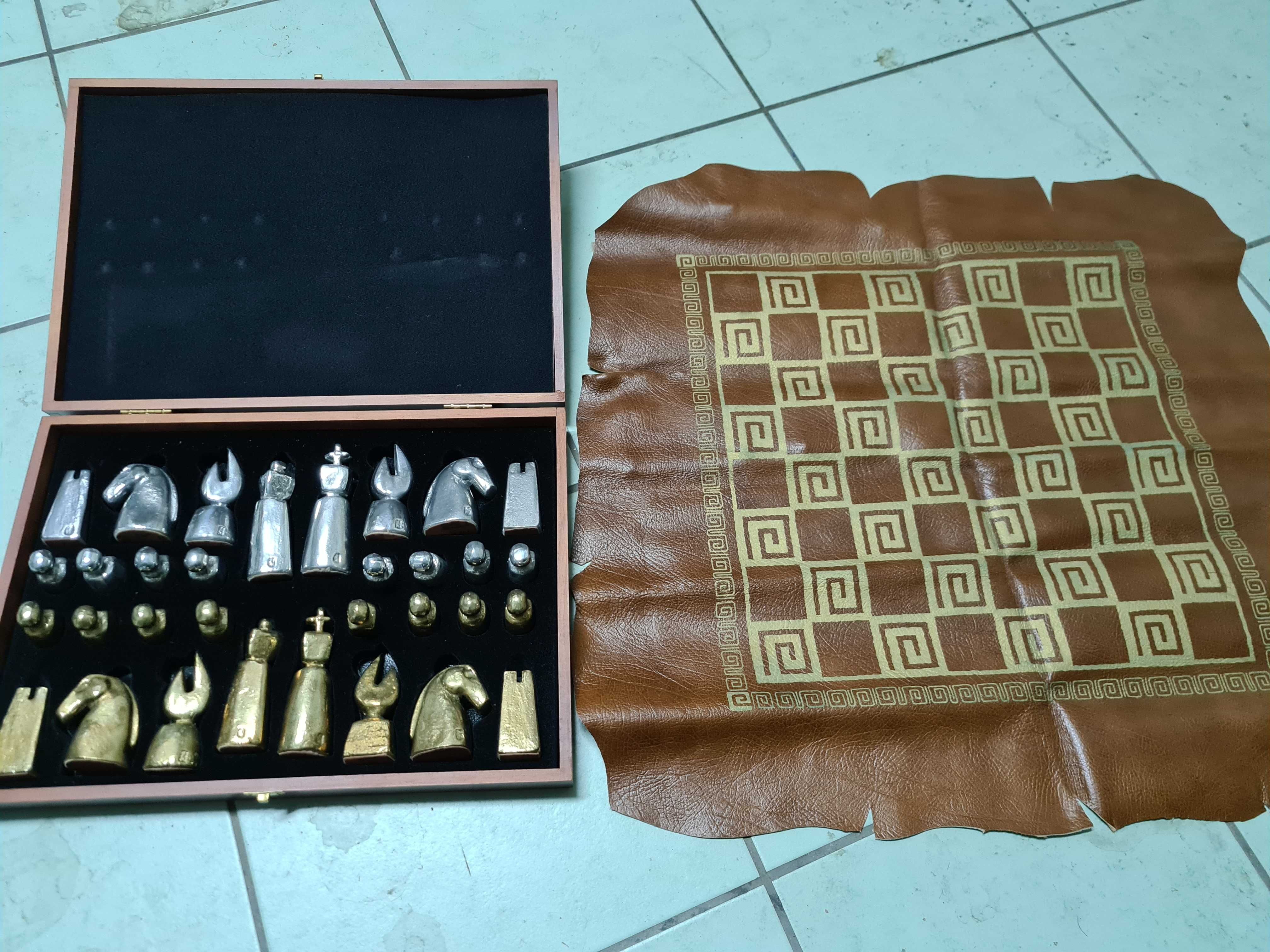 Xadres Medieval artístico com tabuleiro em pele