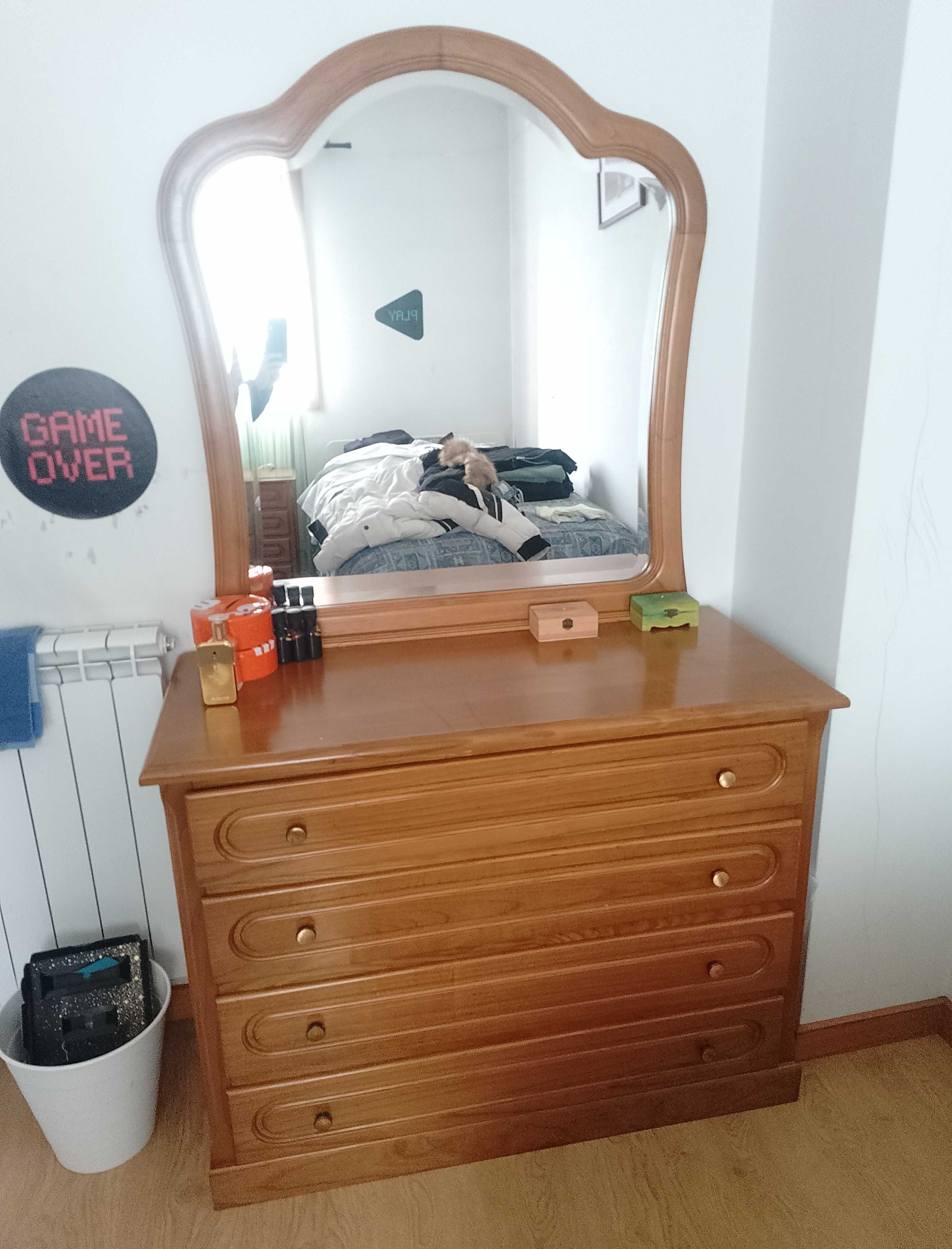 Cómoda com 4 gavetas e espelho