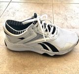 Tenis Reebok  cor preto e branco Tam 37.5