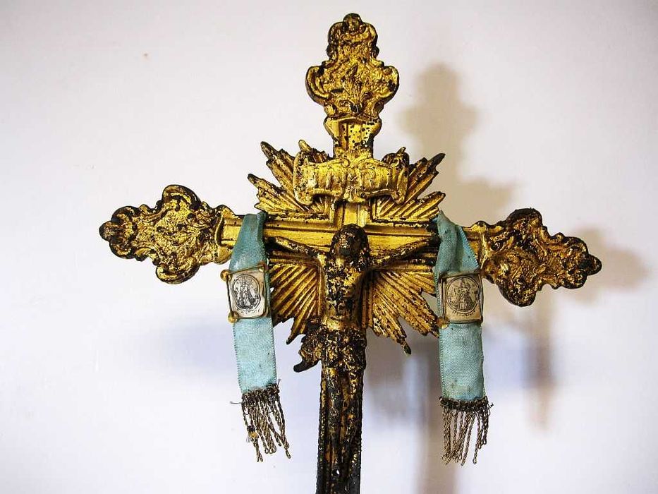raro antigo crucifixo em antimônio/estíbio dourado