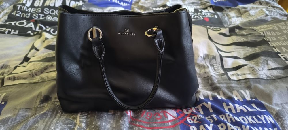 Отдам бесплатно сумку и одежду