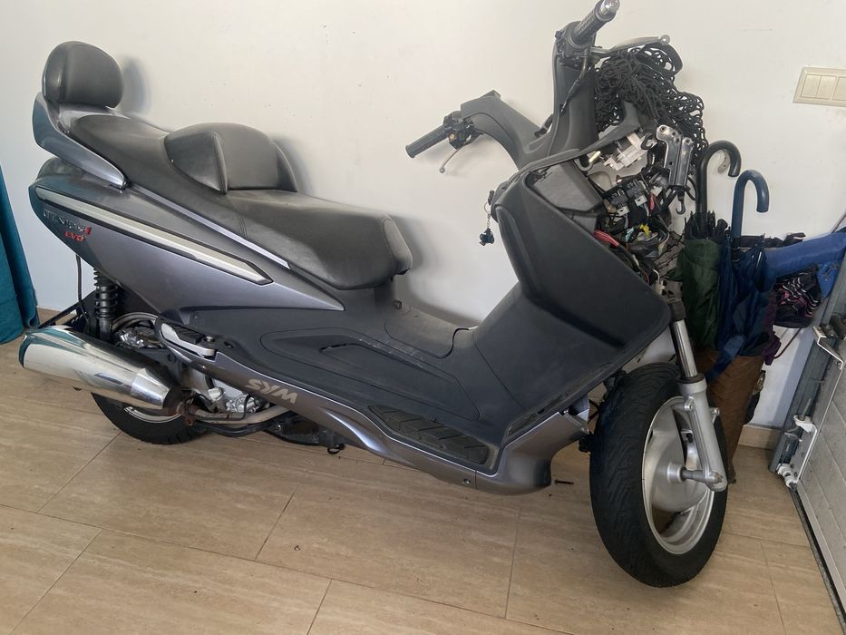 Sym GTS 125i acidentada