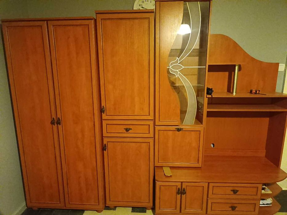 Meble do pokoju, meblościanka z witryną