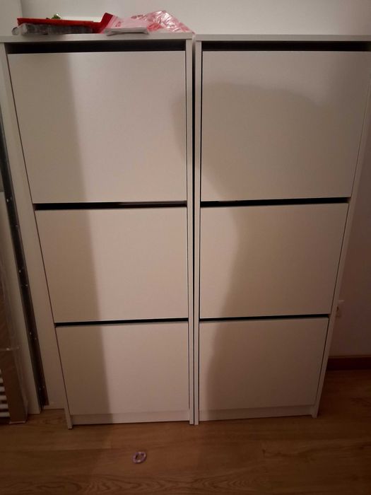 3 sapateiras Bissa ( IKEA ) Três compartimentos.