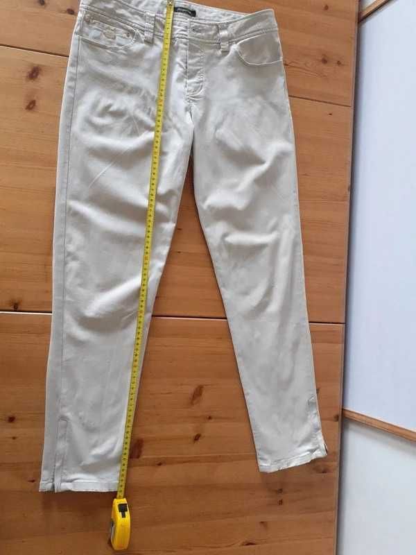 Beżowe spodnie dżinsowe o prostym kroju. Massimo Dutti