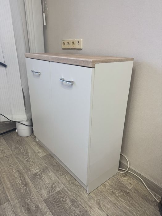 Комод з полками всередині