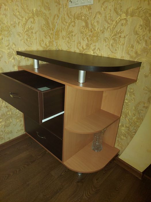 Стіл-тумба в ідеальному стані.