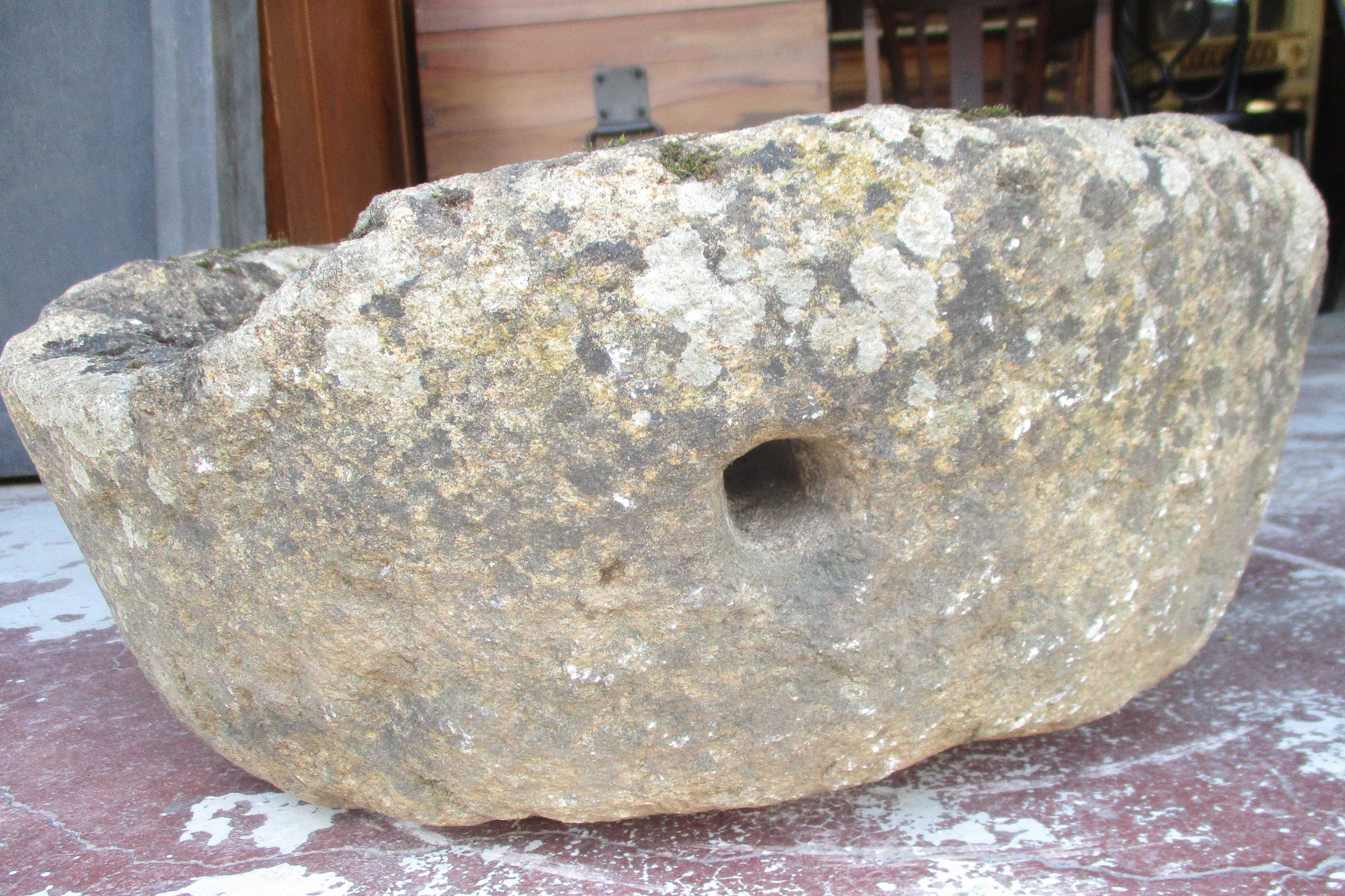 Antiga pia pequena em pedra