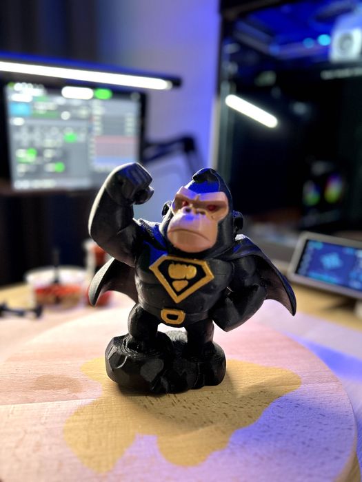 Figurka GORYL SUPERMAN 19cm Ręcznie Malowana Druk 3D Kolekcjonerska