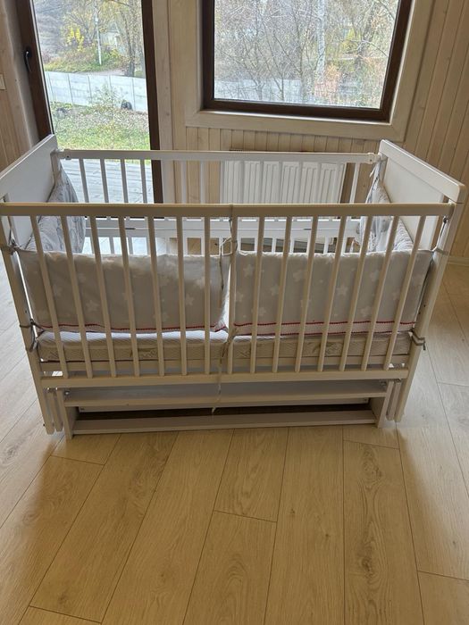 Кроватка детская с маятником и матрасом