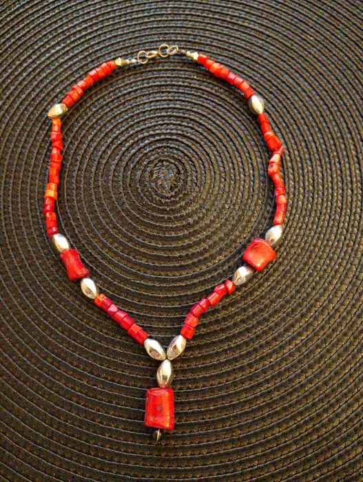 Korale czerwone z wisiorem. Czerwony kamień z dodatkami.