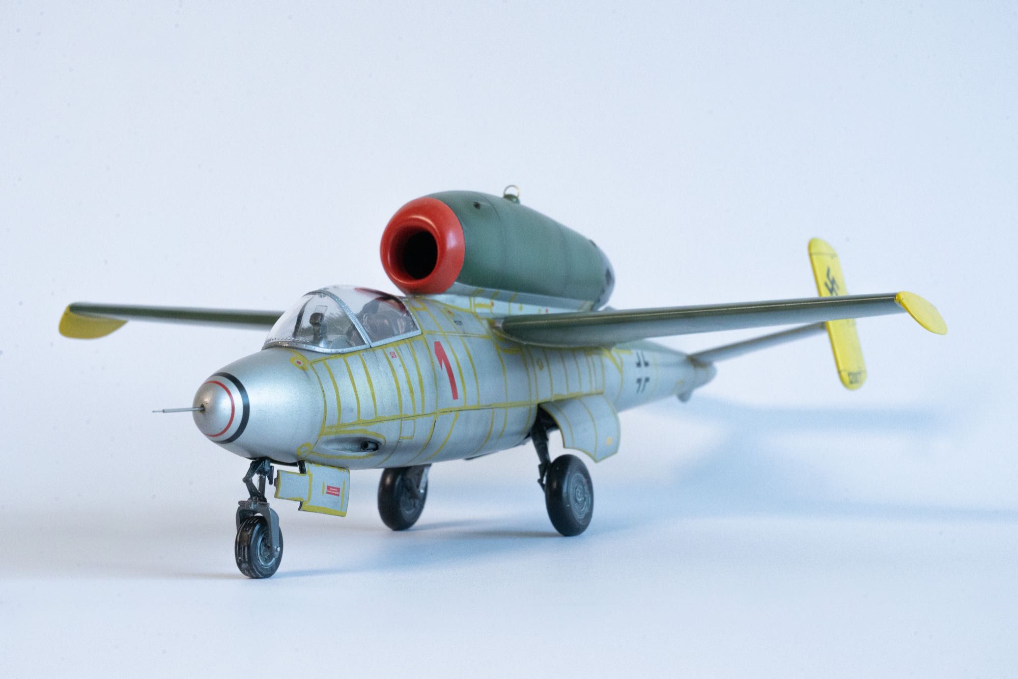 Собранная модель самолета He-162 1/32