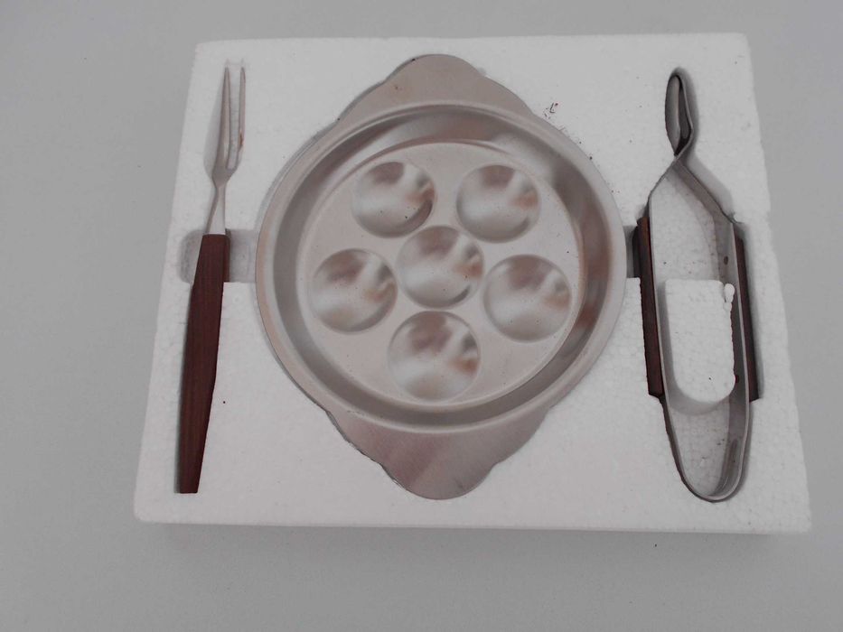 Tabua para queijos e foundu e recipiente para caracoletas