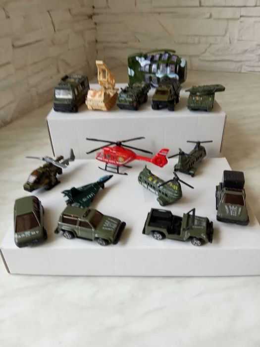 Набор  металевих машин військової техніки