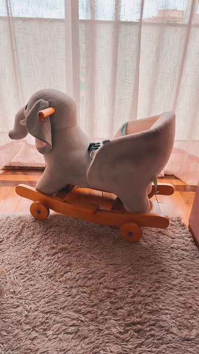 Cavalinho baloico em forma de elefante