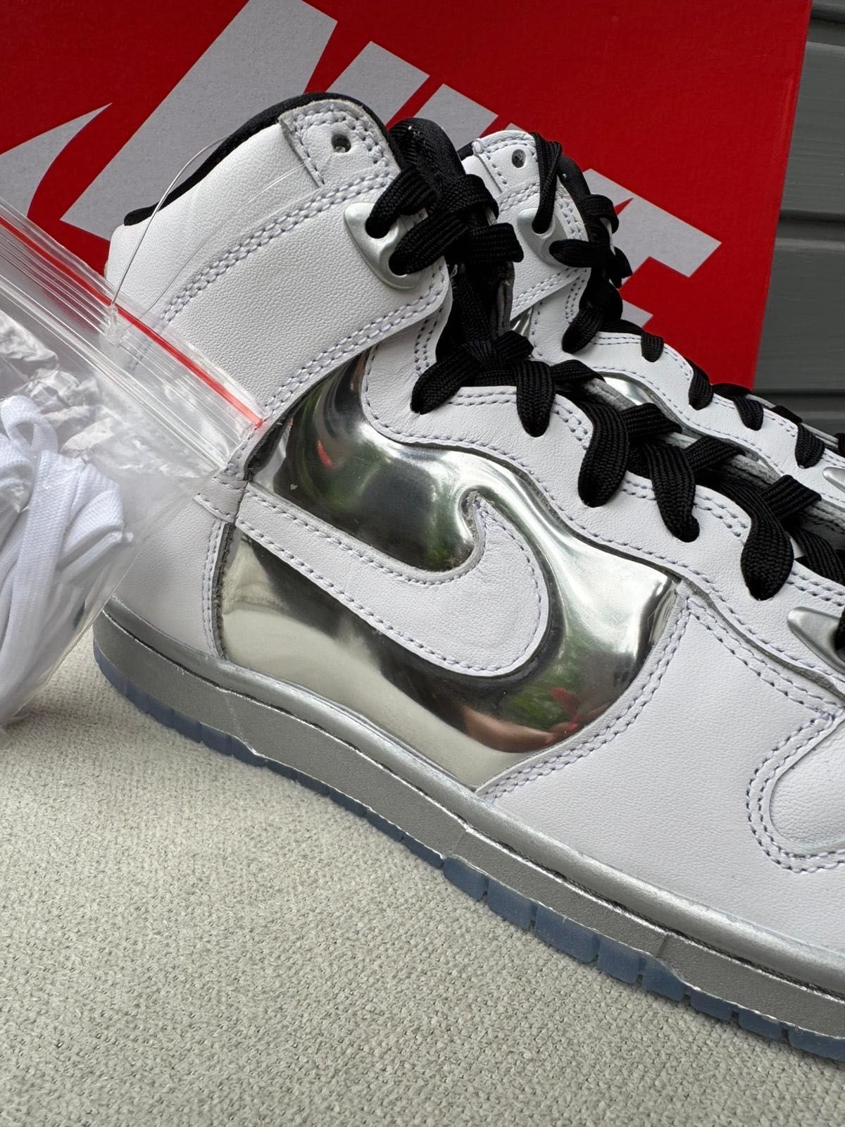 Nowe sneakersy unisex W NIKE DUNK HIGH białe srebrne 41