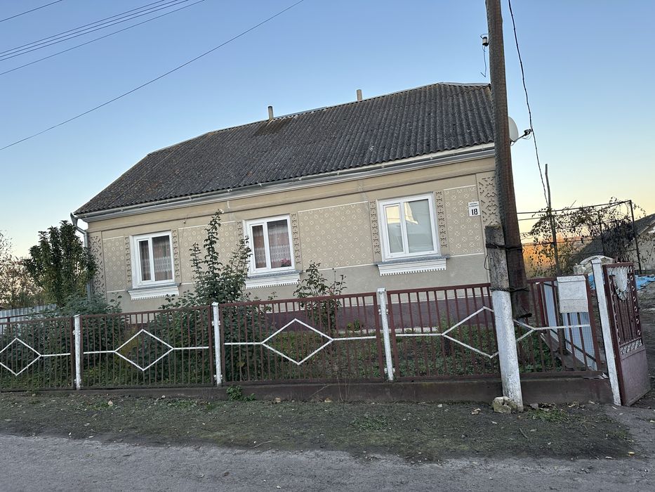 Продам житловий будинок з земельною ділянкою