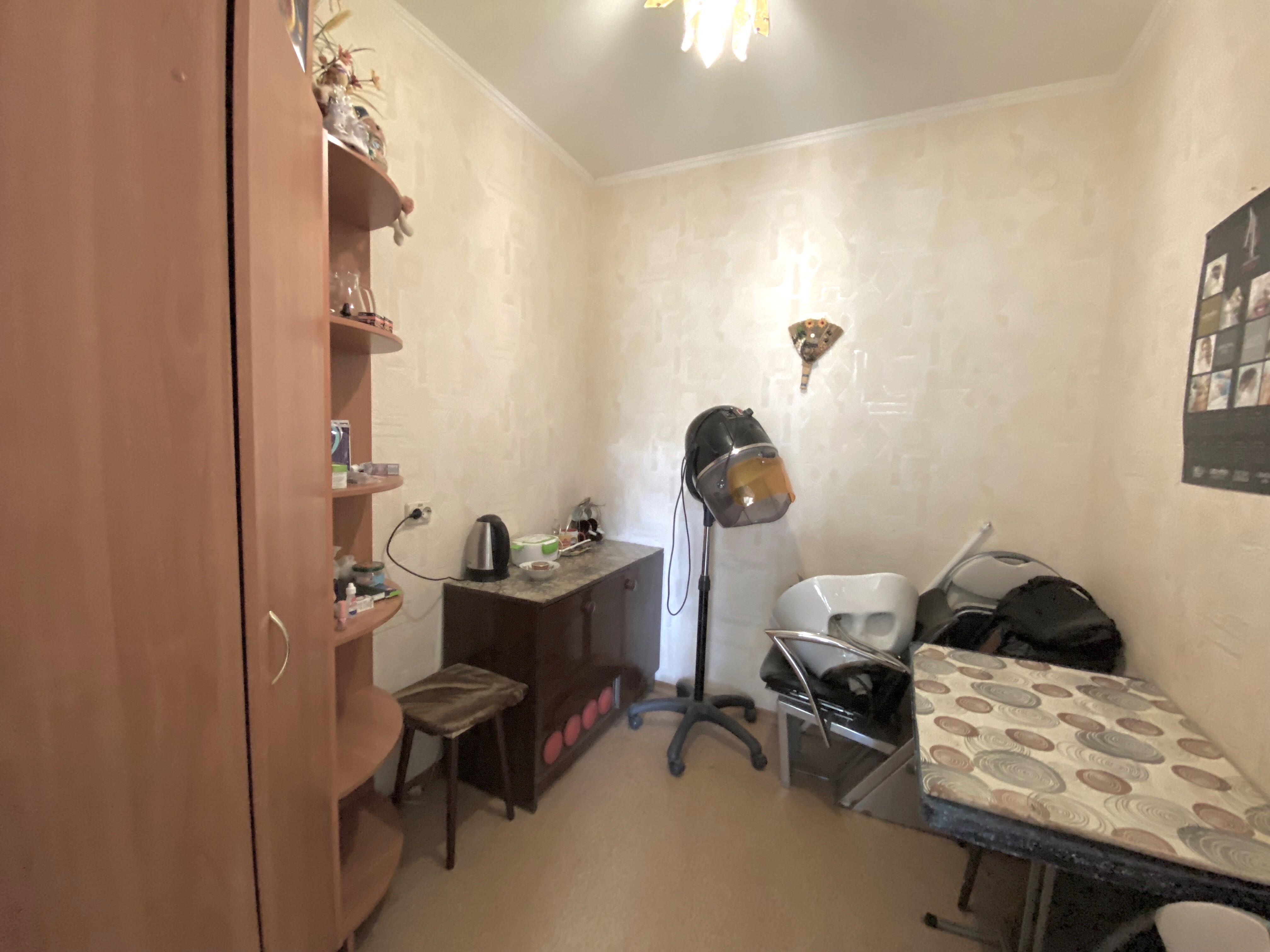 Фасадне приміщення район Ближній Намив. Салон-перукарня.
