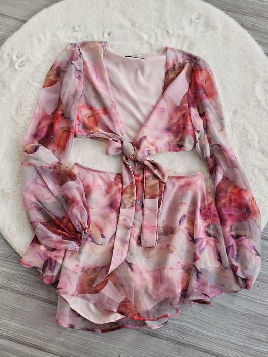 Zwiewna sukienka hiszpanka pastelowa romantyczna falbany wiązanie lato