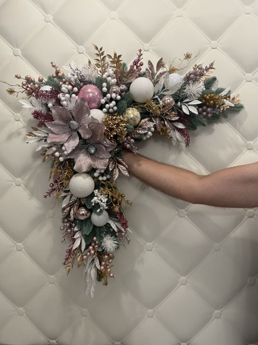 Різдвяна композиція зі штучних квітів