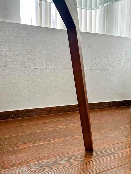 Mesa com tampo de vidro e pés de madeira maciça - AM.PM