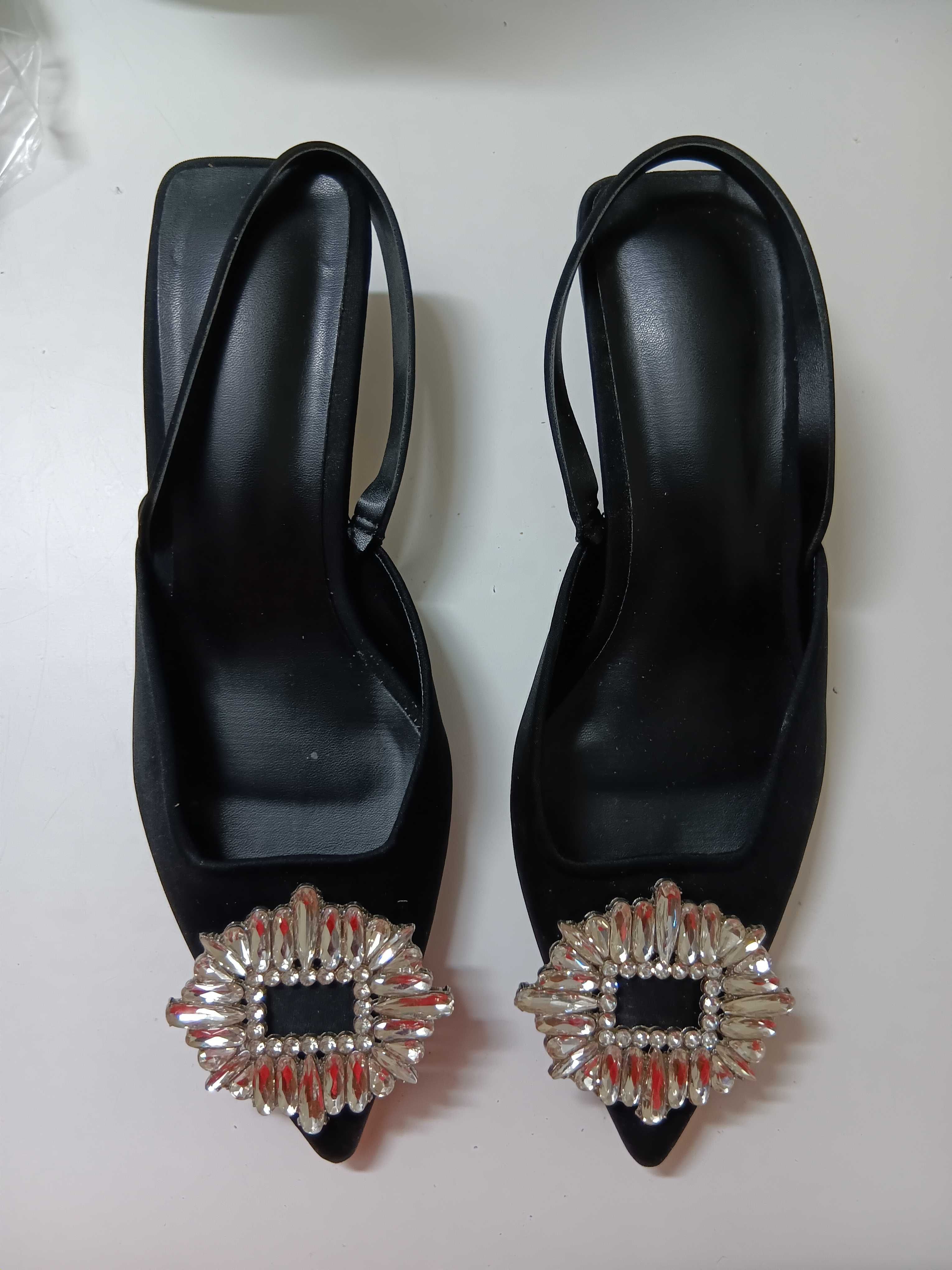 Stilleto preto com aplicação