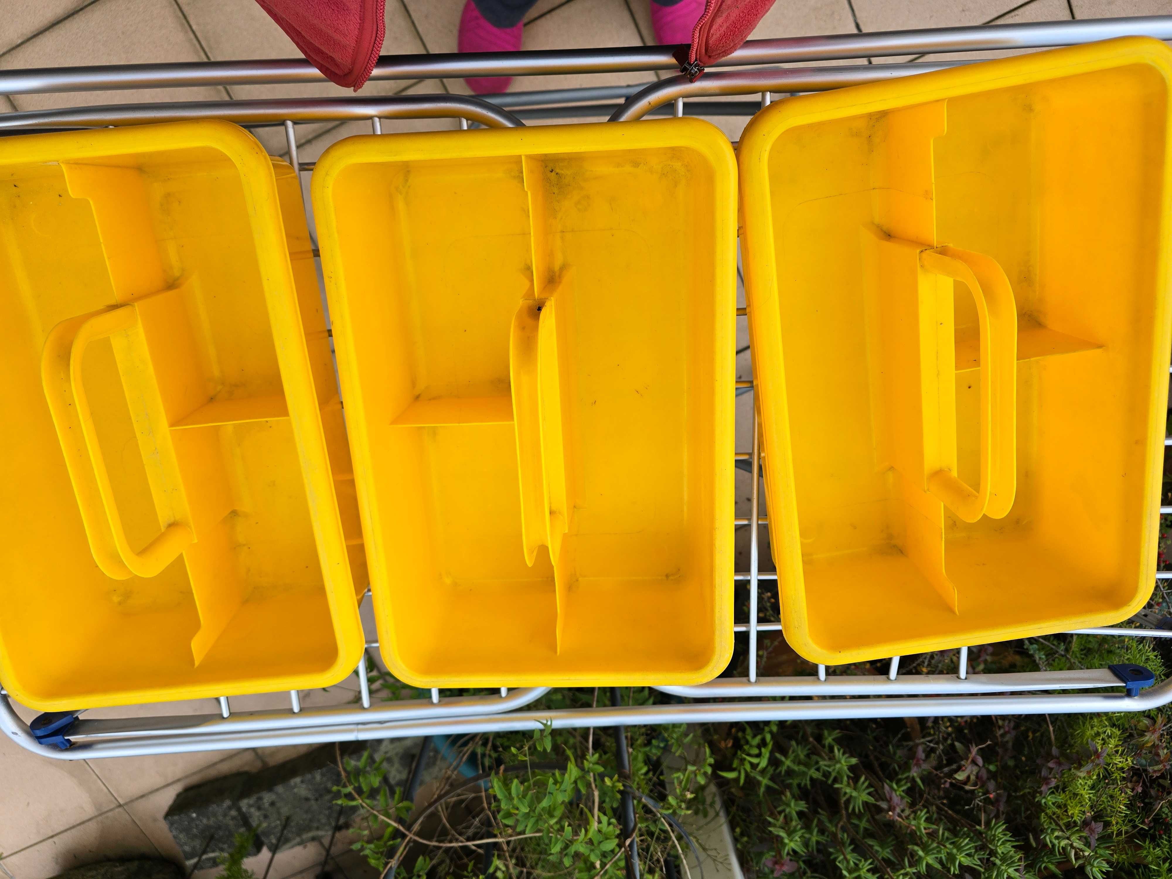 Cestos plásticos com divisórias e pega muito resistentes