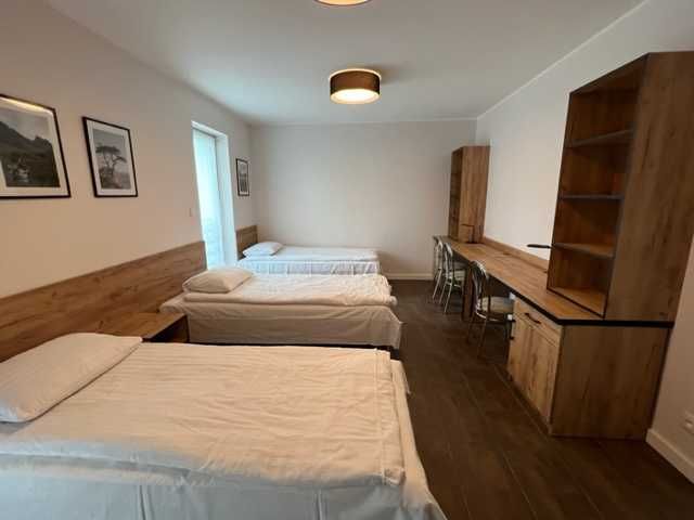 Duży (26m2) pokój z łazienką dla max 3 osób  (na miejscu siłownia)