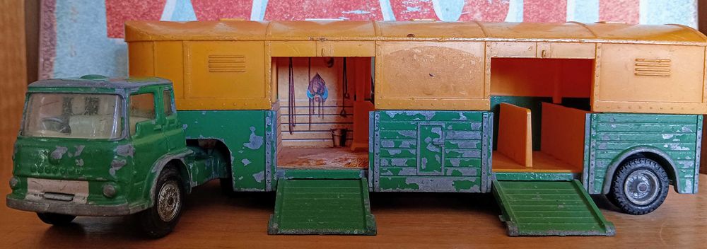 Bedford Articulated Horse Box Ref #1104 Corgi Toys
