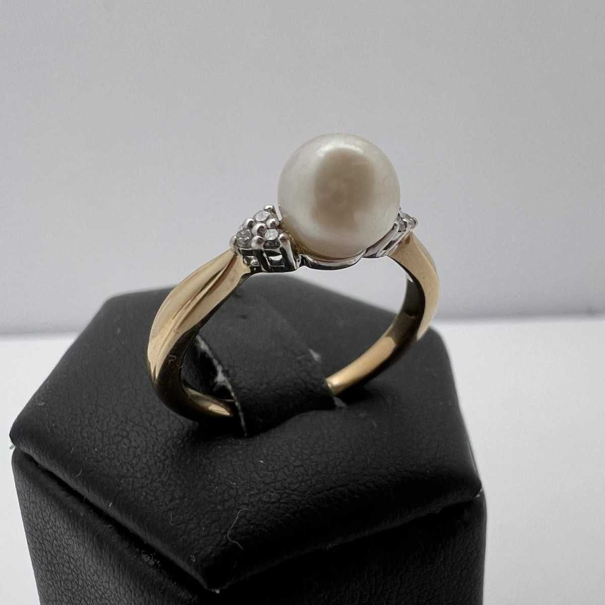 Wyjątkowy Złoty Pierścionek Perła Diament Brylant 0,06CT 3,41g R15 585