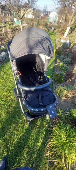 Sprzedam tanio wozek 3 w1 czarno zloty .