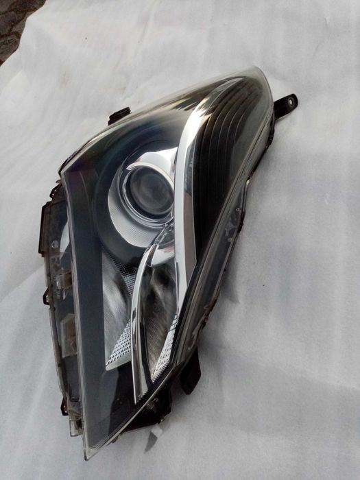 Lampa prawa przednia Toyota Yaris gen III 2014 r.