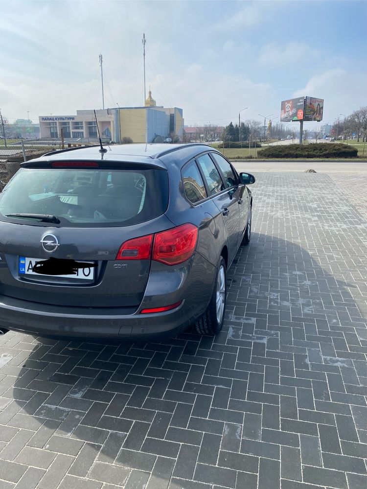 Продам авто opel astra j