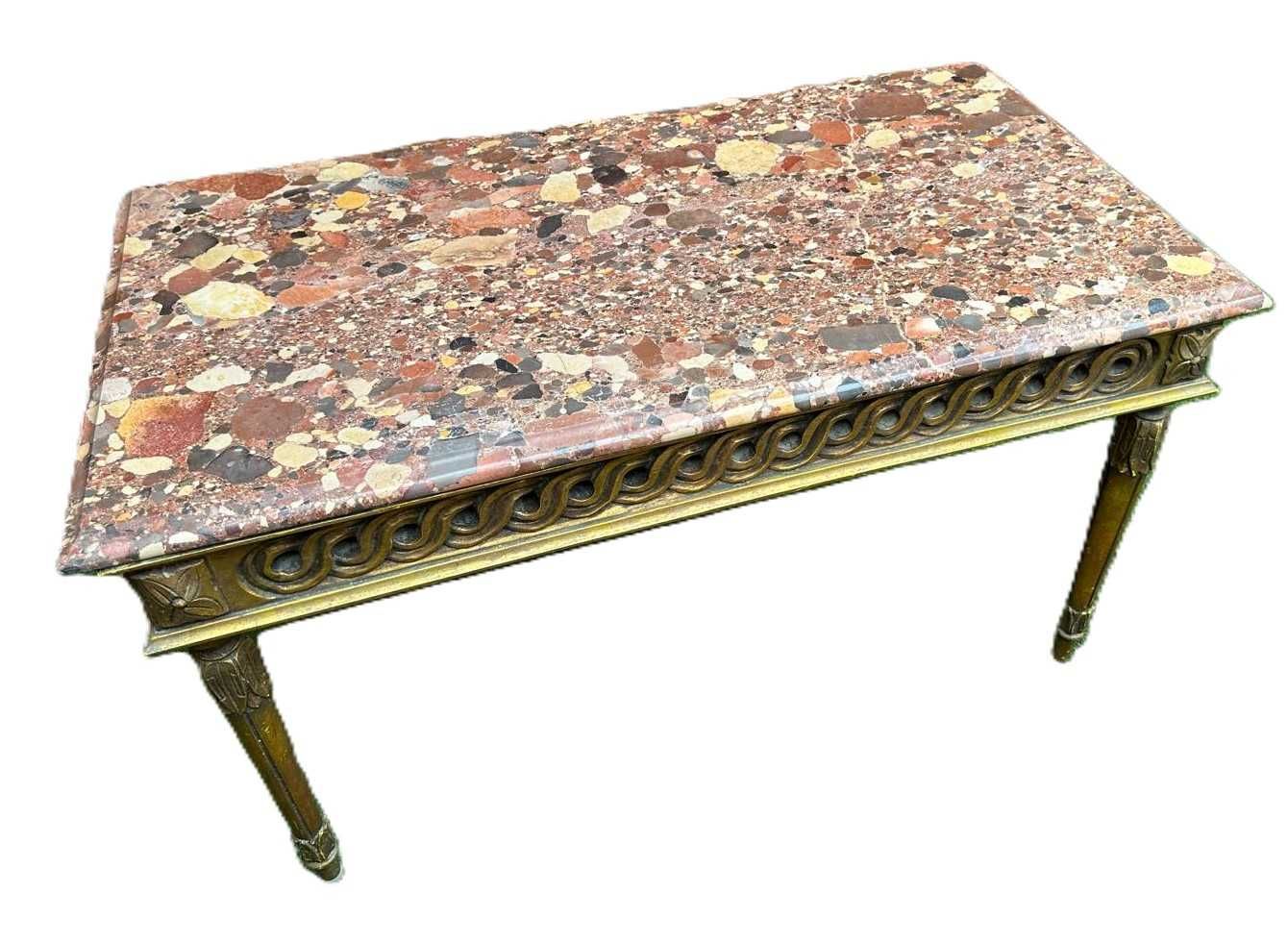 Mesa de centro antiga com tampo em brecha da Arrabida