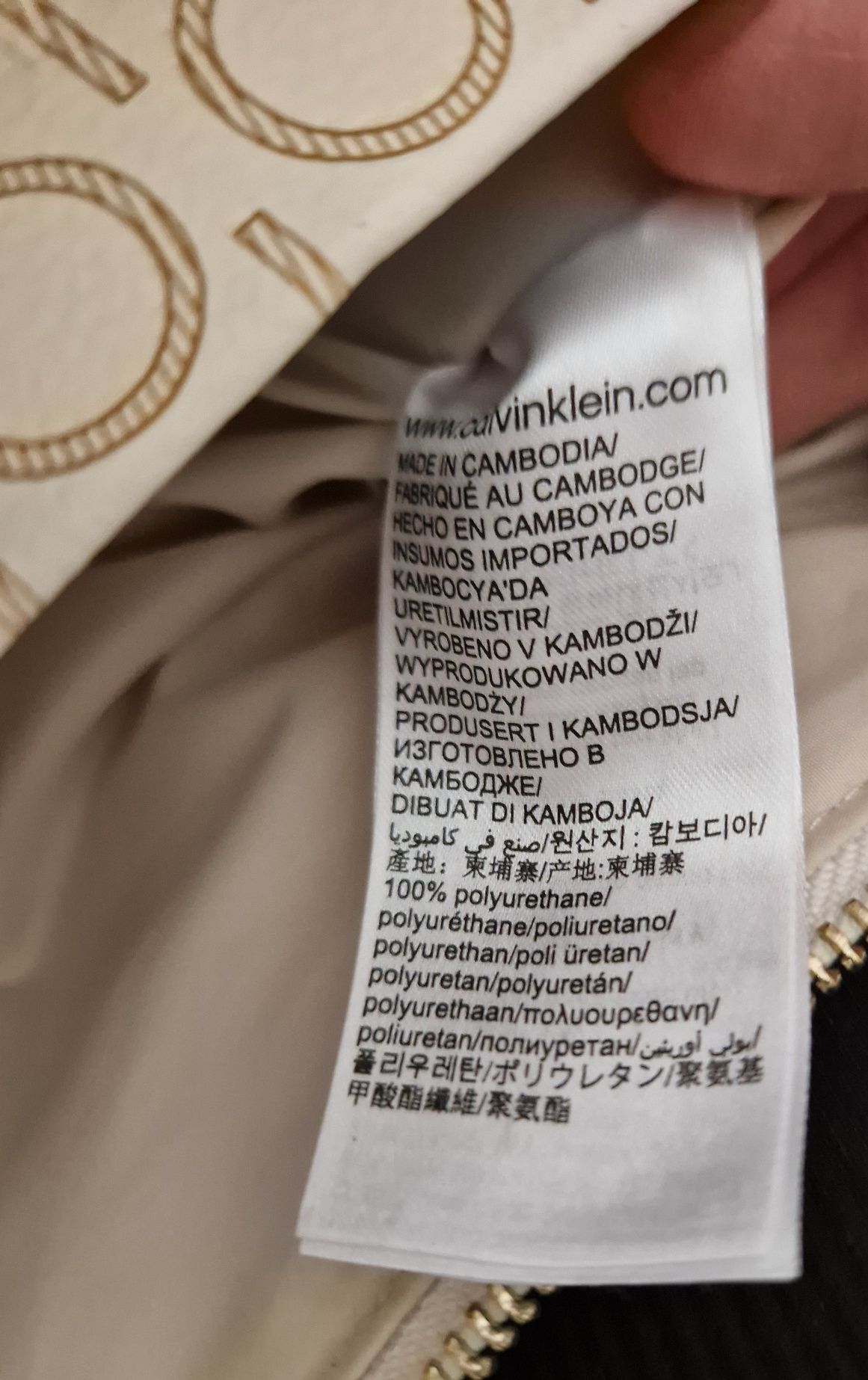 Beżowa torebka Calvin Klein Shopper Md Monogram K60K608101 złote napis
