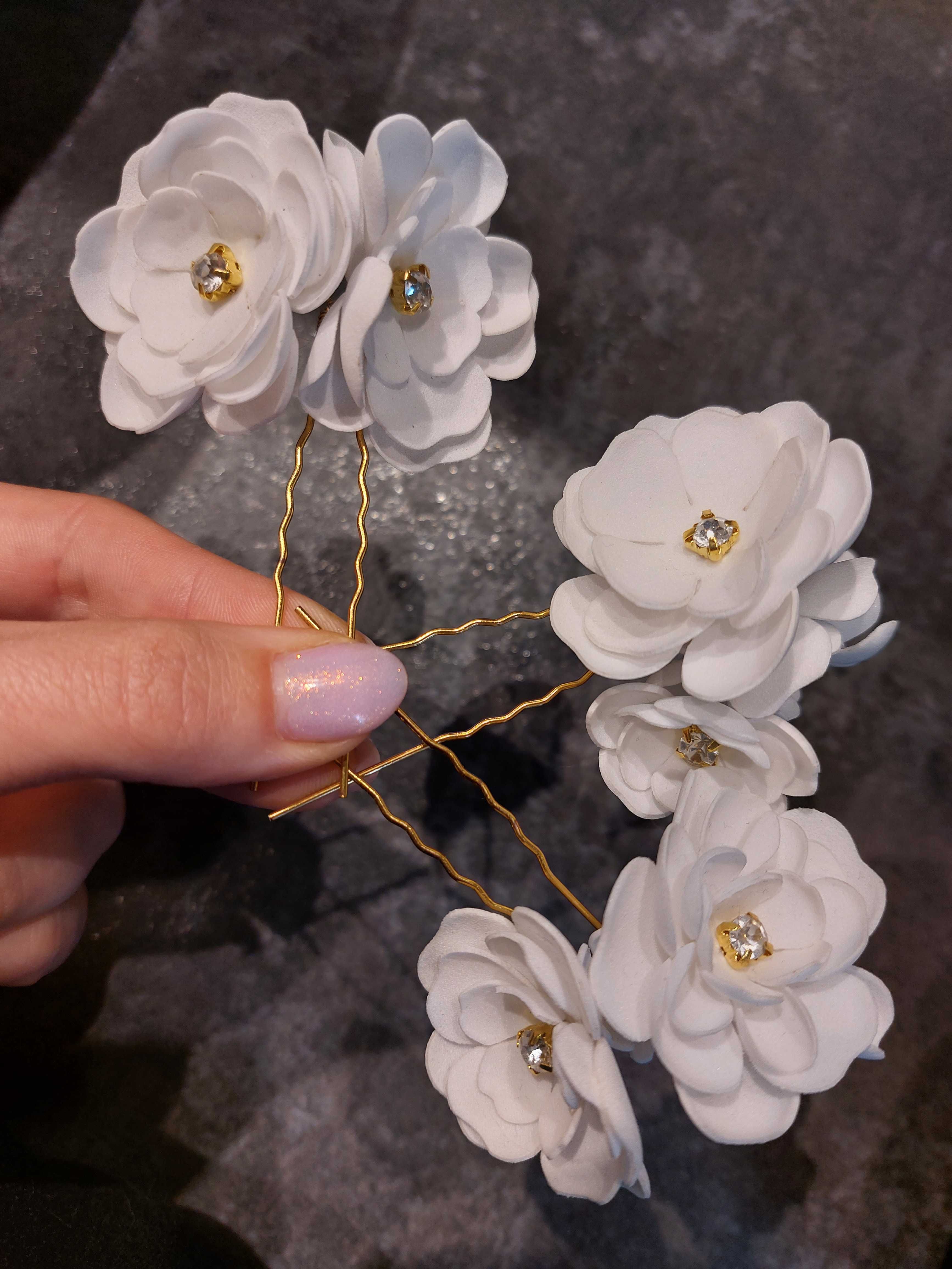 Kolczyki ślubne białe kwiaty kwiatowe złote kokówki podwiązka