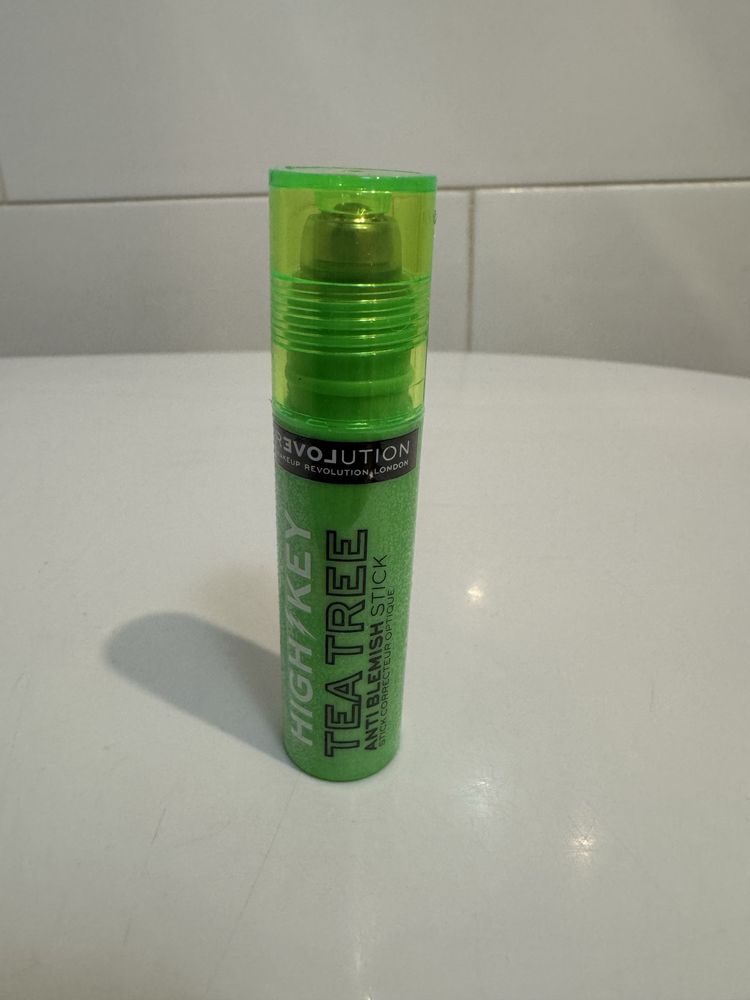 Revolution High Key Tea Tree Anti-Blemish Stick na niedoskonałości