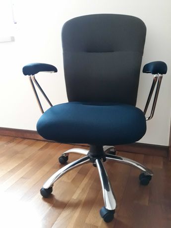 Cadeira de escritório ergonómica (quase nova)