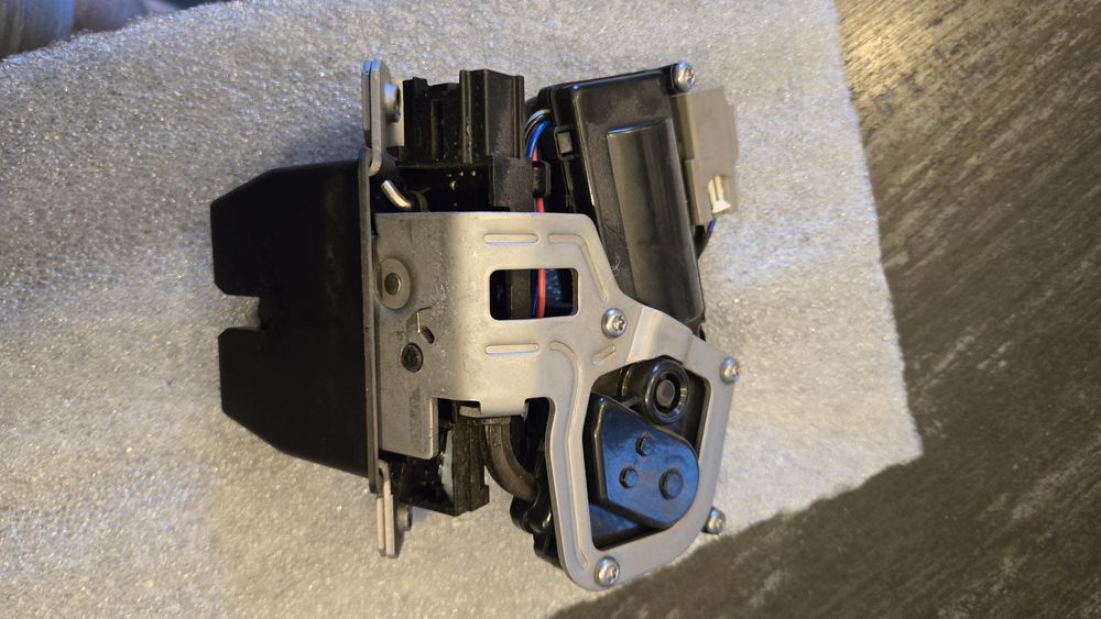 Продам замок задньої ляди Lincoln MKX. Аналог