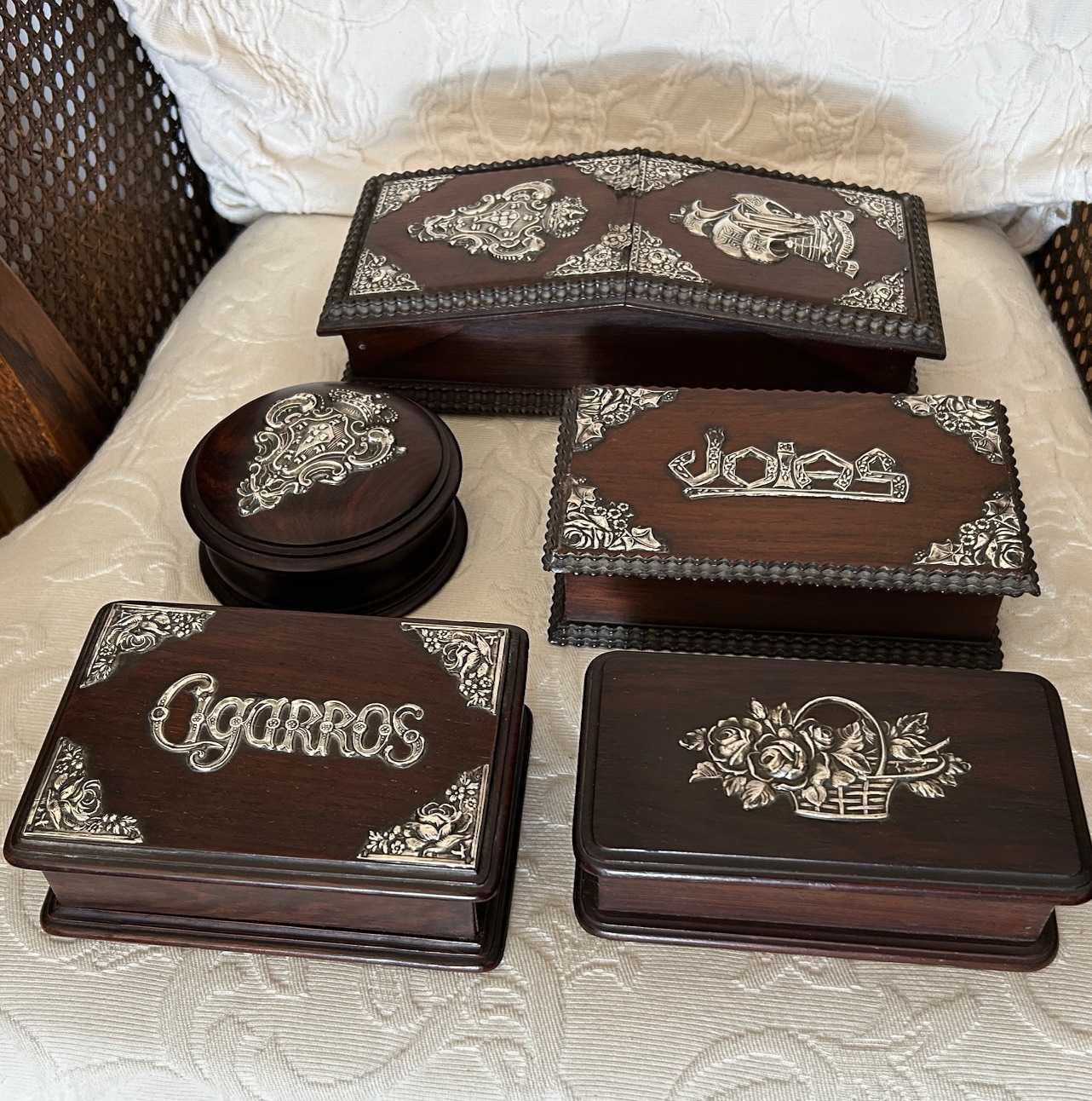 Conjunto de Caixas em Pau-Santo com Aplicações em Prata