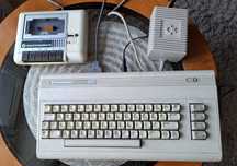 Commodore C64  - najstarsza wersja - z zasilaczem i magnetofonem