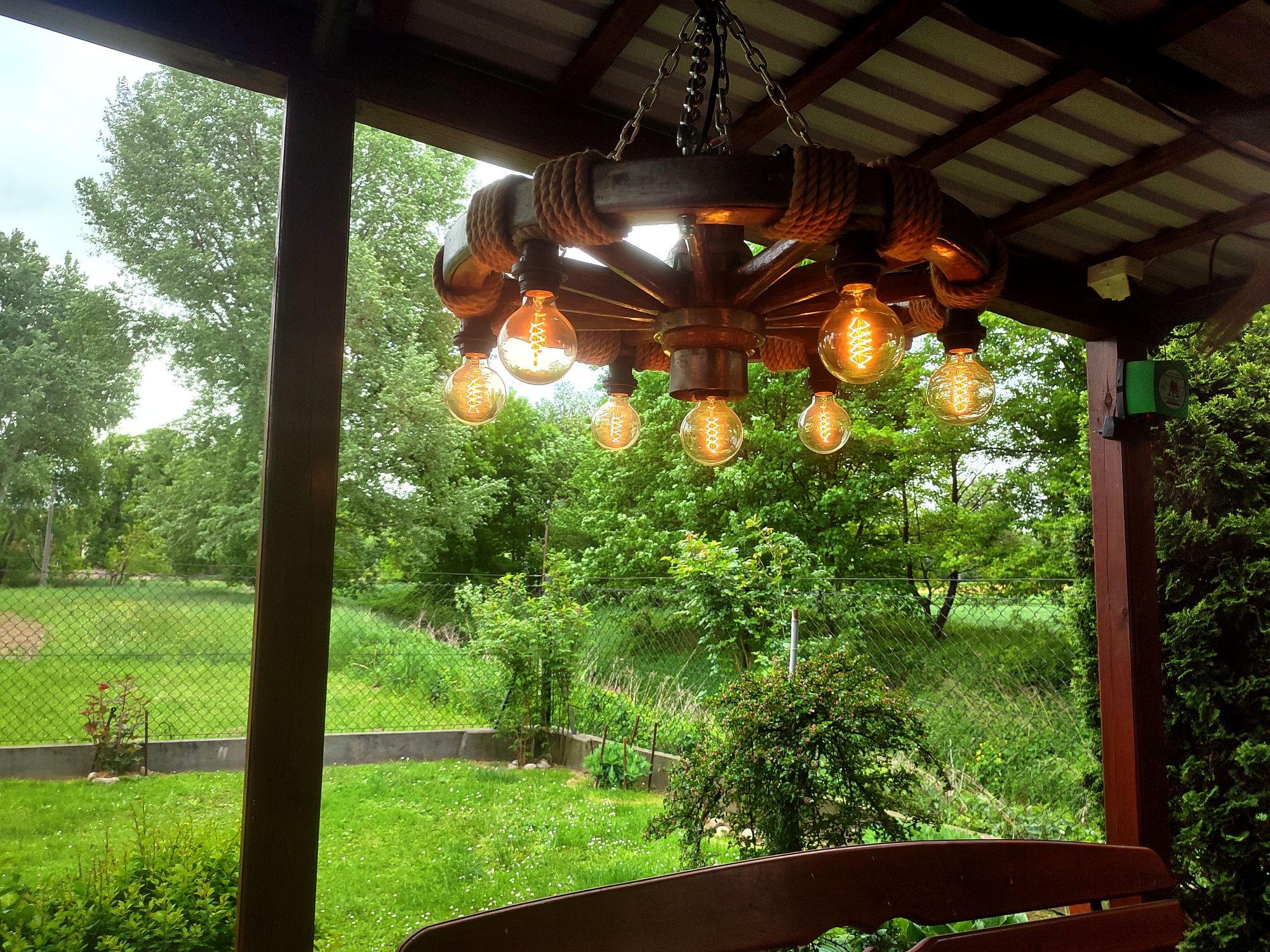 Żyrandol lampa do ogrodu altany ze starego i solidnego koła od wozu